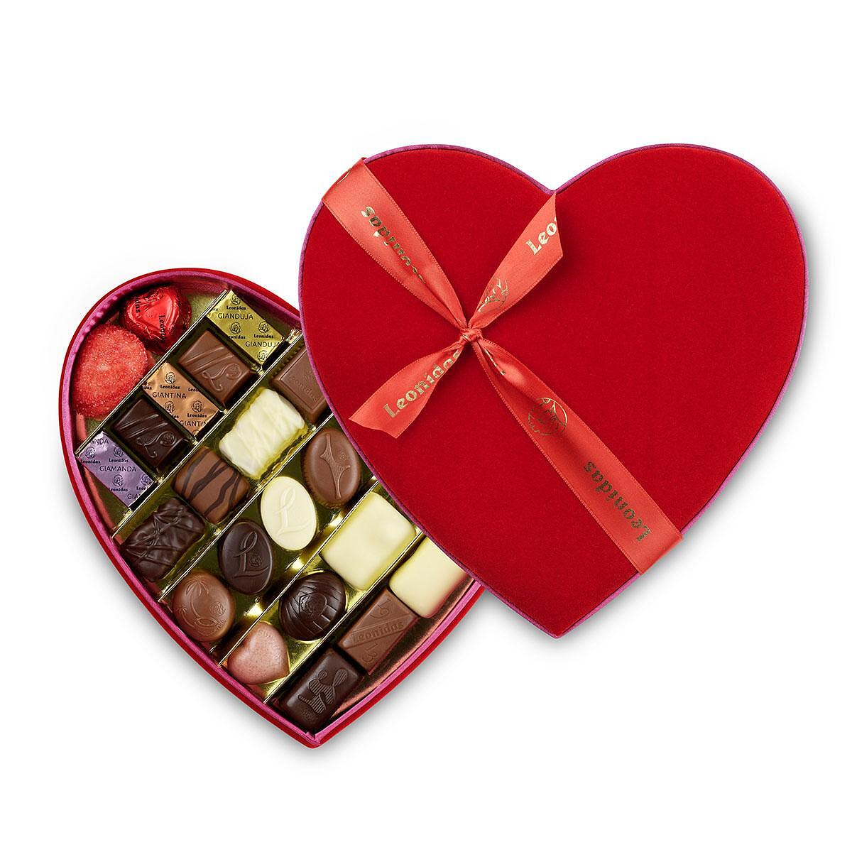 coeur-big-kadife-kutia-s-sokoladovi-bonboni-leonidas-26-br-6540c8243f444_1280x1280 Corazón 29 pralinés - Imagen 1